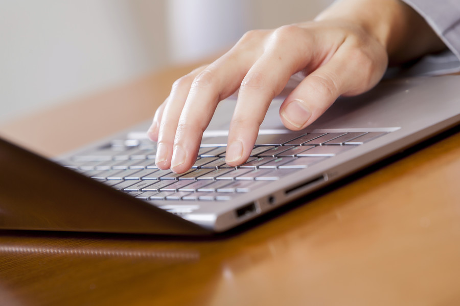 深圳律師咨詢(xún)網(wǎng)解讀:“老人邊走路邊扇女童耳光”事件的法律與社會(huì)思考