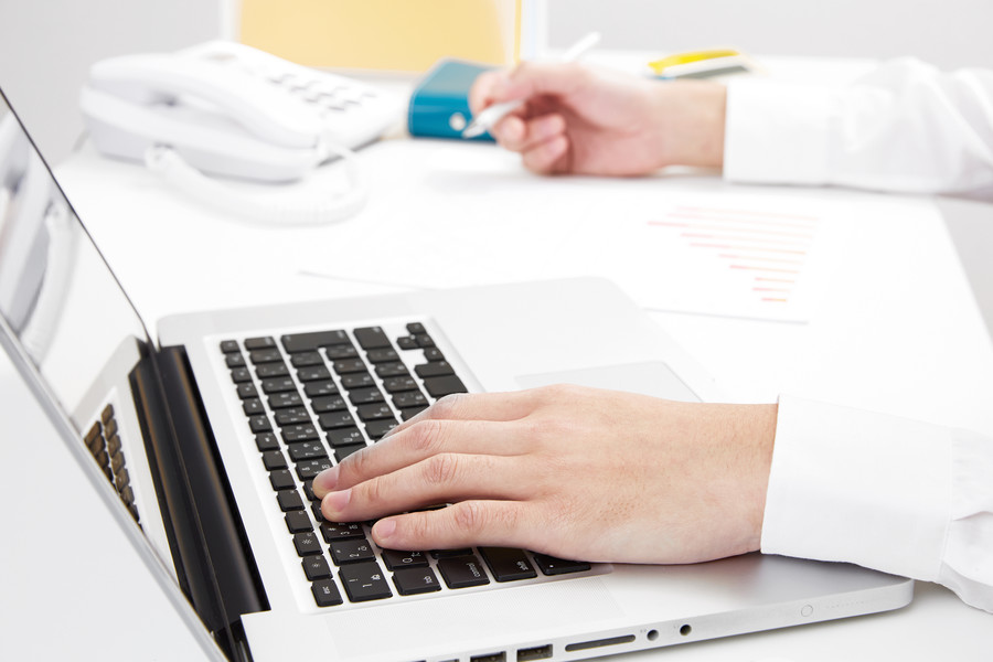 深圳律師咨詢網(wǎng)視角:小區(qū)內(nèi)險撞未拴繩犬只被打事件的法律分析與思考