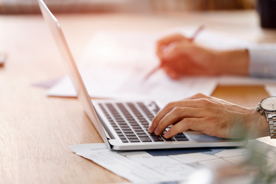 深圳勞動(dòng)糾紛律師解析:?jiǎn)T工工傷醫(yī)療費(fèi)用的法律責(zé)任與健康權(quán)益保障